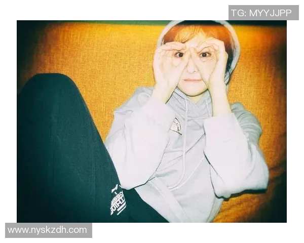 足球球星背身头像中的女孩展现独特风采与力量感的艺术表现